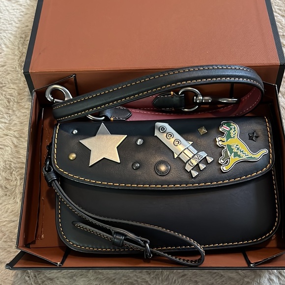 Coach 1941 souvenir wristlet/crossbody 3 charms included on bag GUC RARE 🚨 - Picture 15 of 16